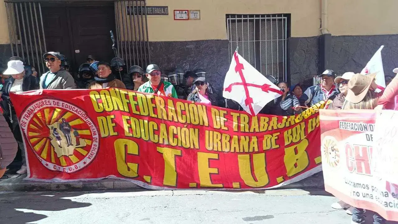 Dirigentes de la Confederación de Trabajadores de Educación Urbana de Bolivia (CTEUB)