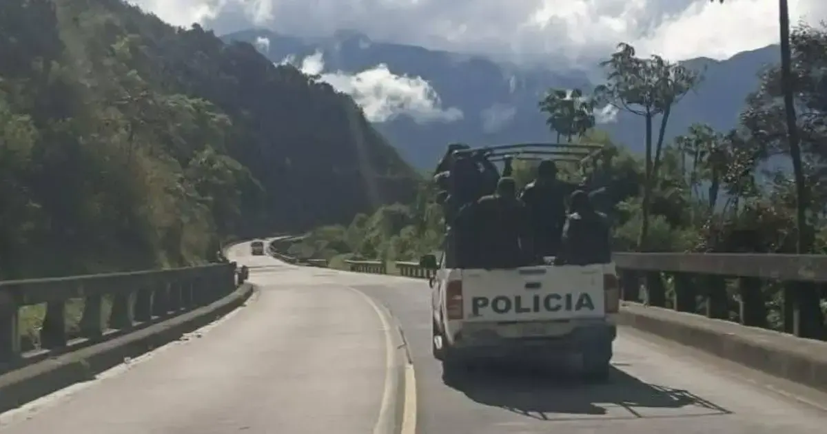 Una de las camionetas de la Policía en la ruta a los Yungas