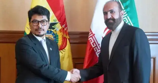 El canciller de Bolivia, Fernando Aramayo, junto al embajador de Irán, Bahram Shahabeddin.