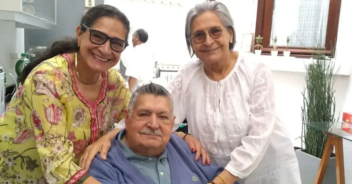Rosario Paz Zamora (derecha, de blusa blanca) aparece junto a sus hermanos Edith y Mario.
