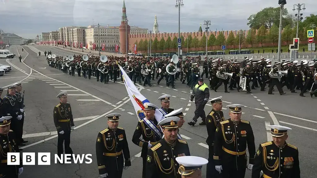 Militares rusos se congregan durante el desfile del Día de la Victoria en la Plaza Roja.
