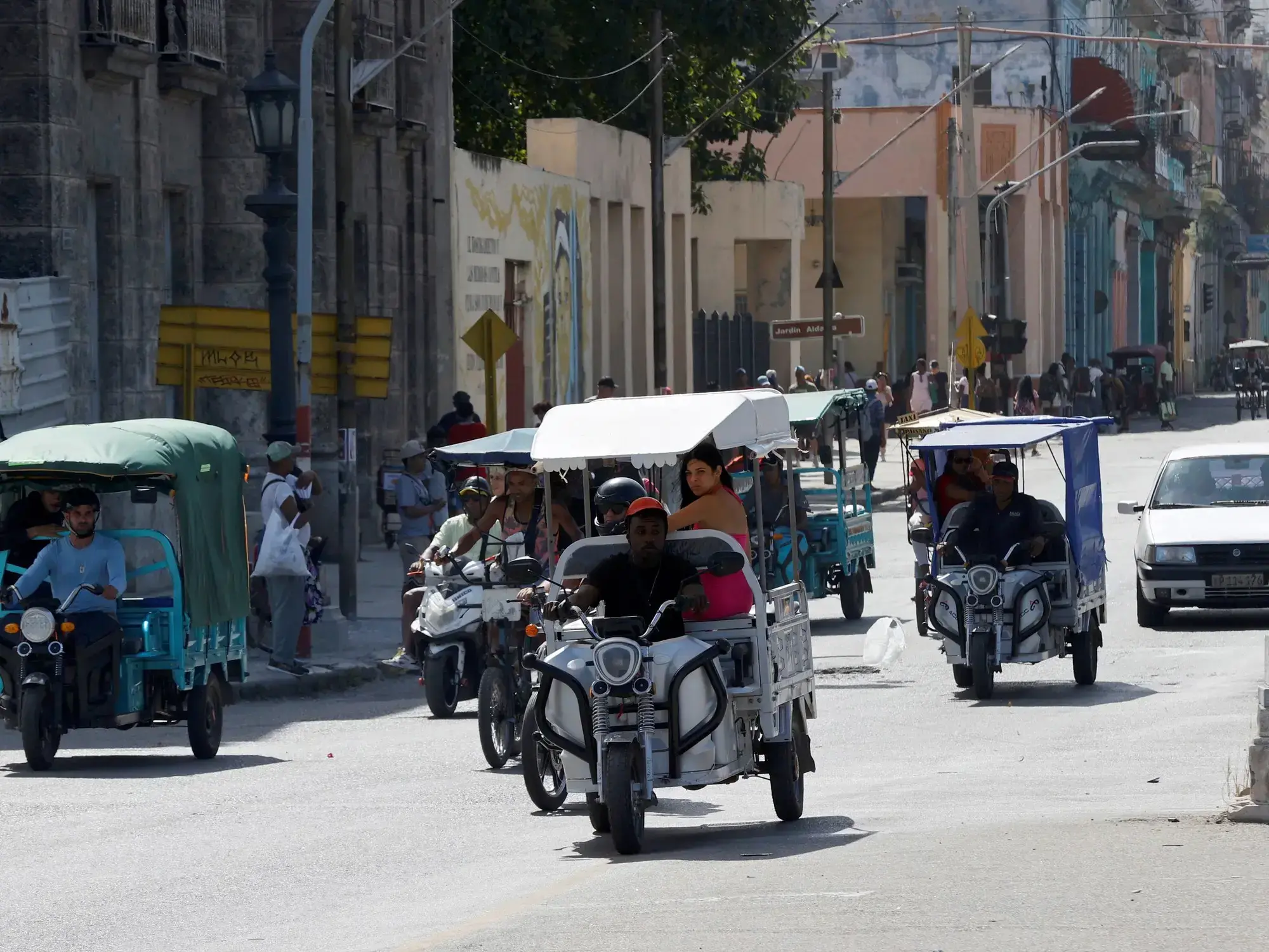 Triciclos eléctricos en La Habana, en medio de la crisis por el bloqueo petrolero de Estados Unidos a Cuba.