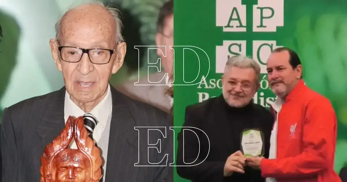 Fuad Landívar recibe su reconocimiento como fotoperiodista destacado.