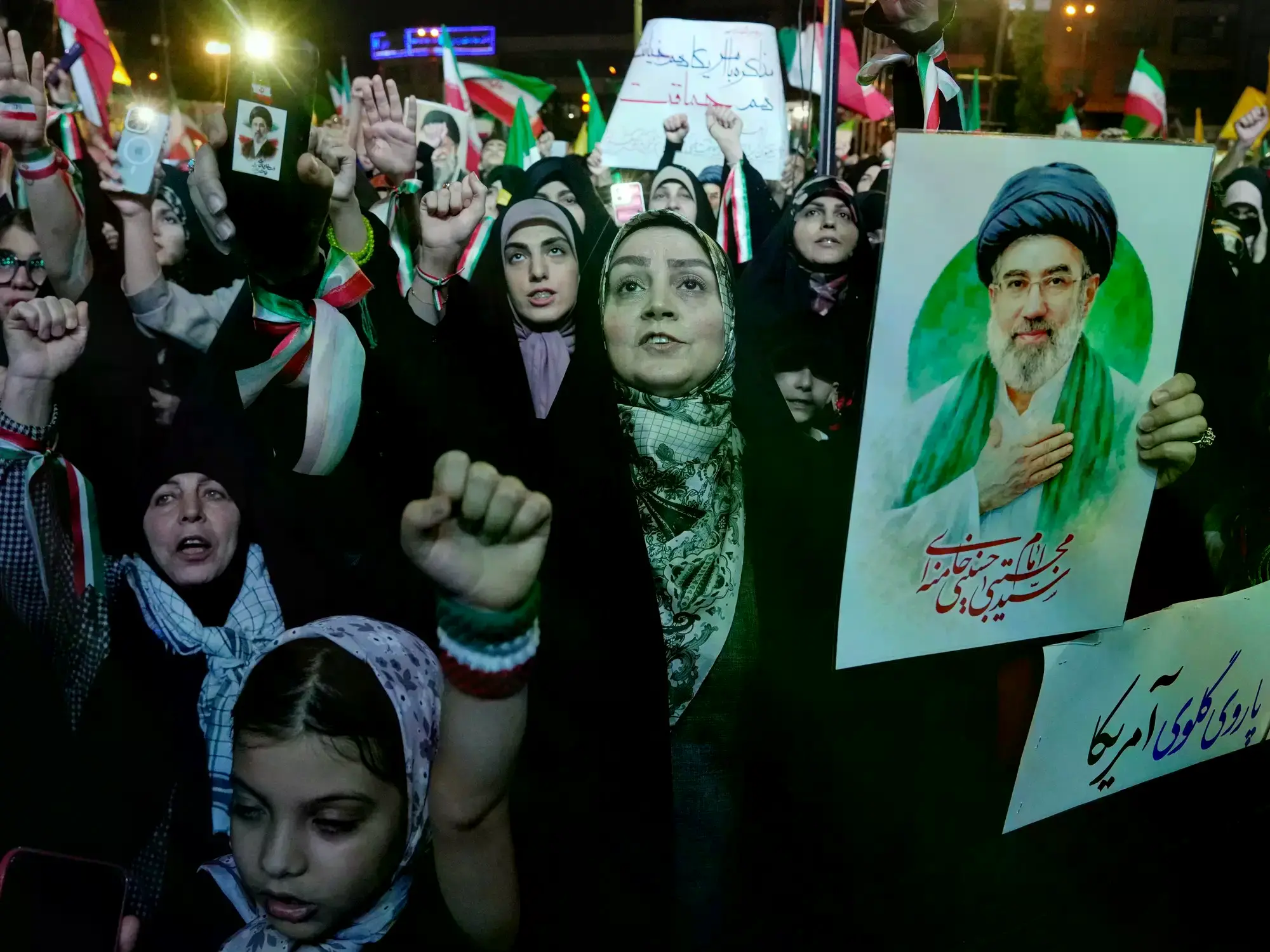 El nuevo líder supremo Mojtaba Khamenei en una calle de Teherán