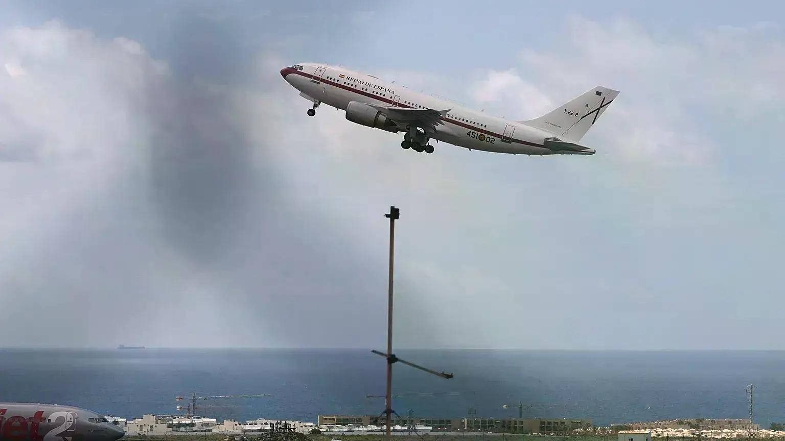 Avión volando hacia Madrid con los españoles que iban a bordo del MV Hondius