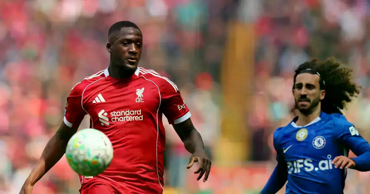 Ibrahima Konate del Liverpool FC intenta dominar el balón en el partido ante Chelsea.