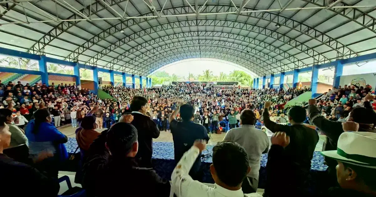 Evo Morales y el gobernador de Cochabamba, Leonardo Loza en el ampliado evista que decidió una marcha hasta La Paz