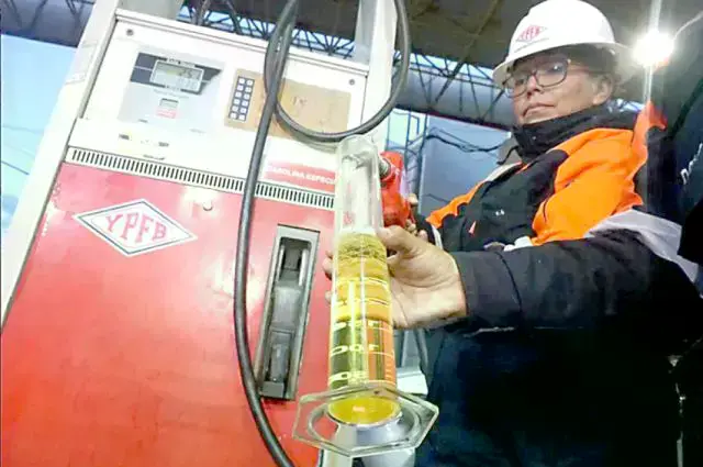 Un funcionario de YPFB, con una muestra de gasolina en una estación de La Paz.