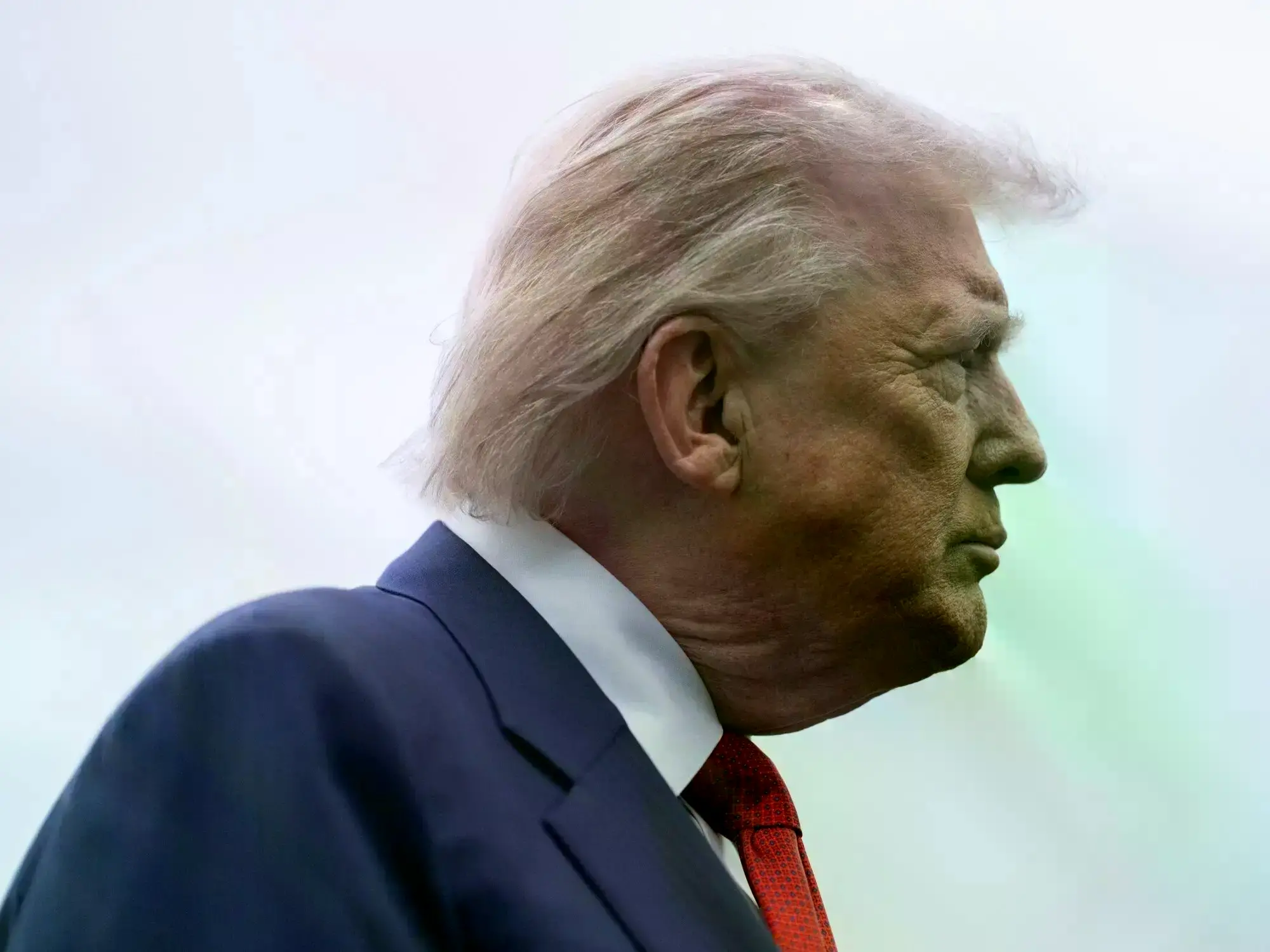 Donald Trump habla en el jardín sur de la Casa Blanca antes de abordar Marine One.