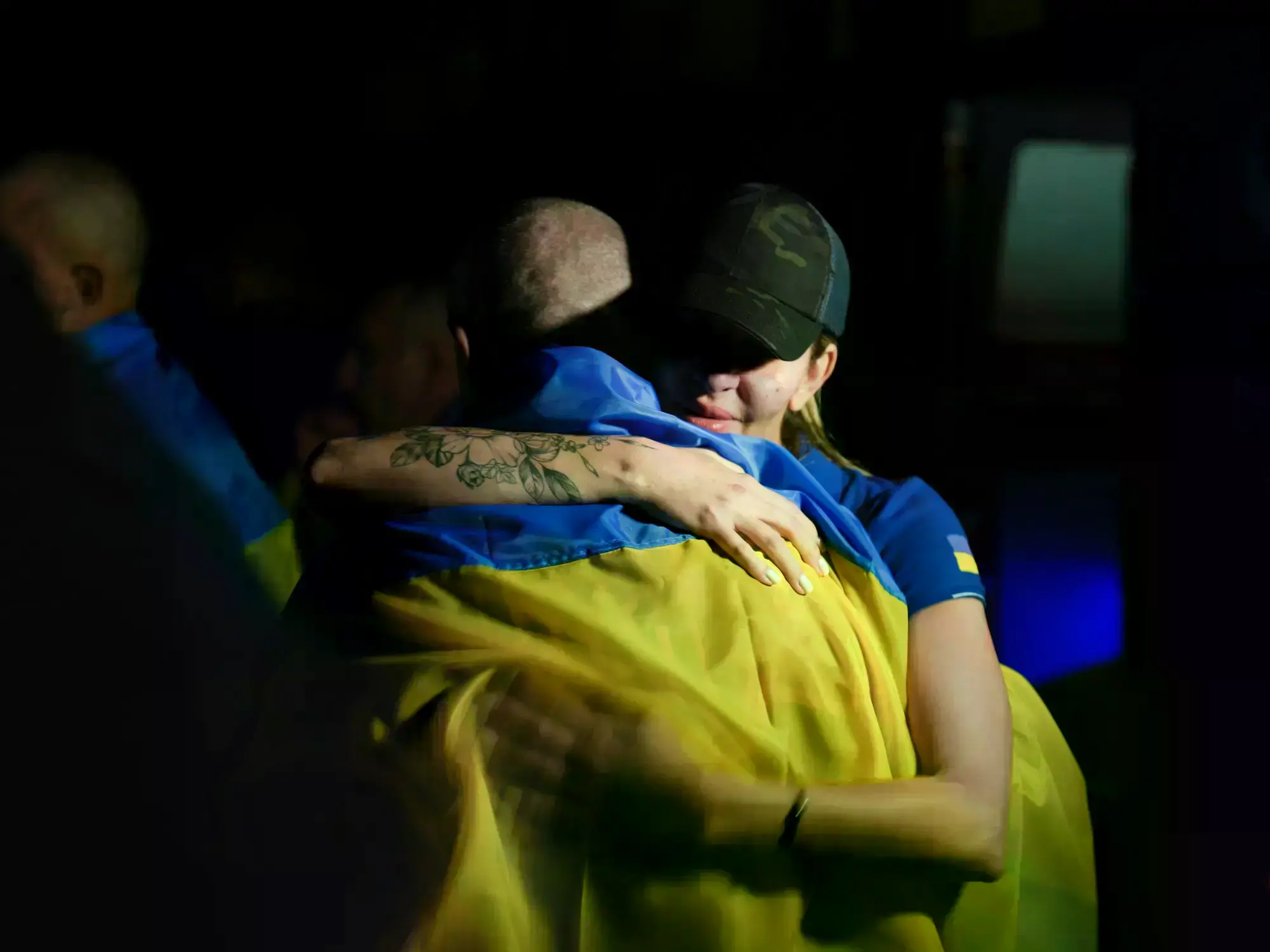 Prisioneros de guerra ucranianos son recibidos con abrazos tras un intercambio de prisioneros en un lugar no revelado de Ucra