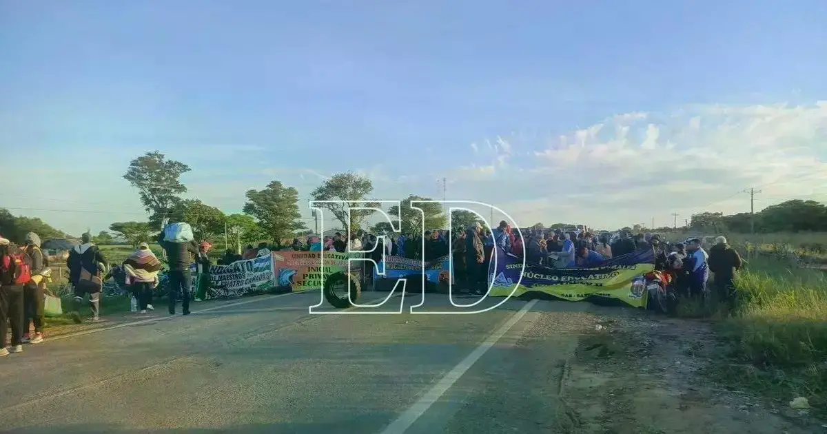 Maestros rurales bloquean en Cuatro Cañadas.