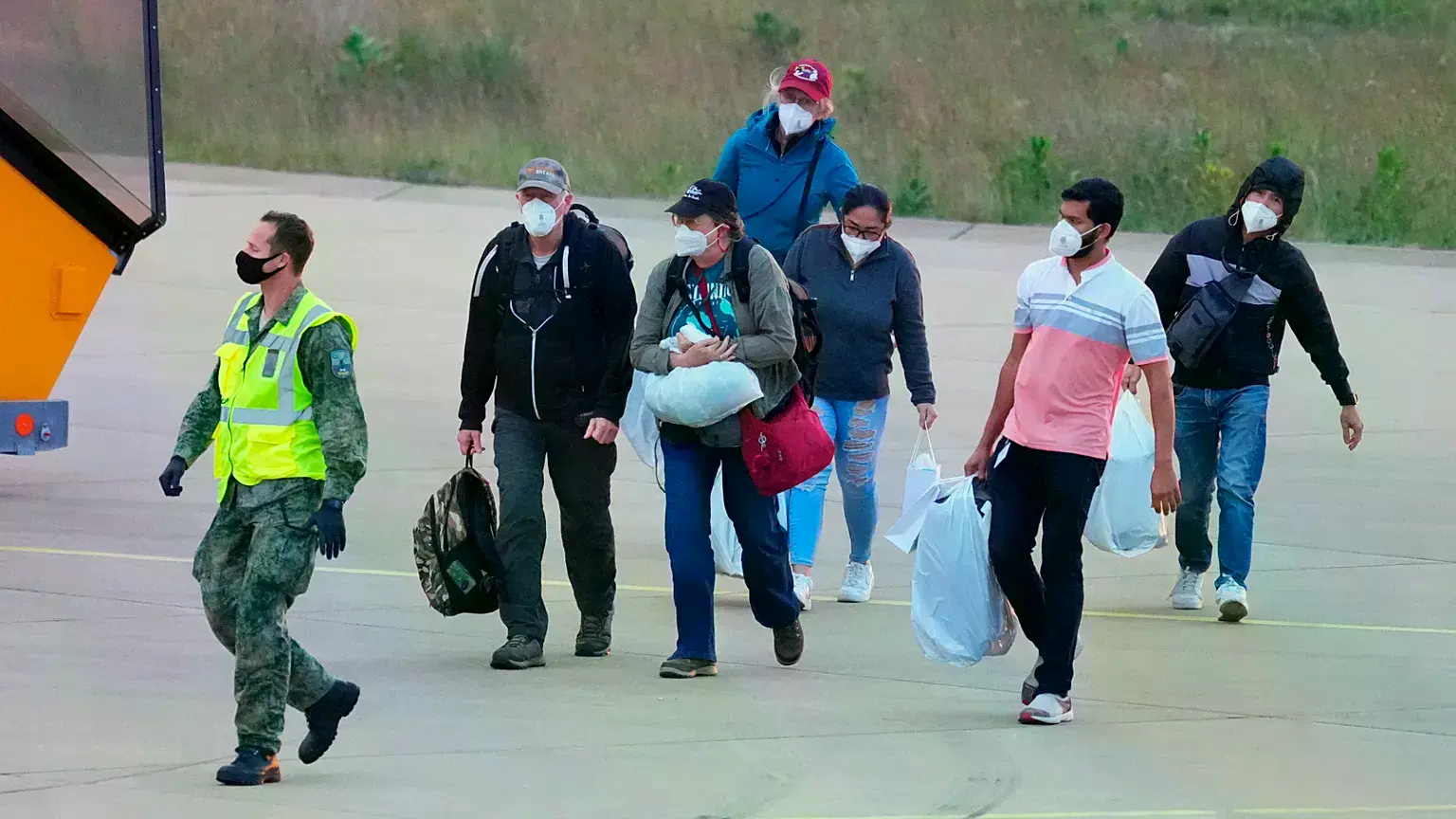Pasajeros evacuados del crucero MV Hondius llegan al aeropuerto de Eindhoven, Países Bajos, el 10 de mayo de 2026.