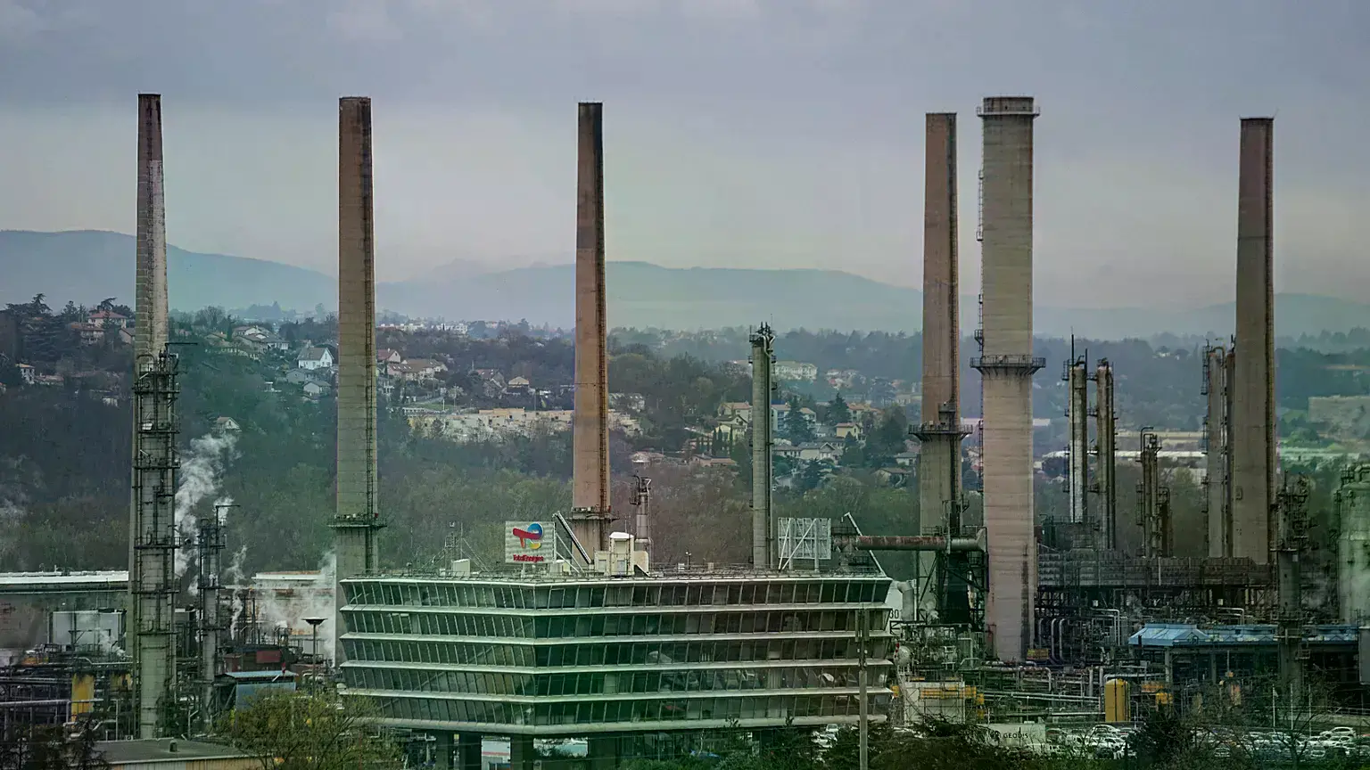 Archivo - La refinería de petróleo Total de Feyzin, a las afueras de Lyon, Francia, el viernes, 15 de marzo de 2024.