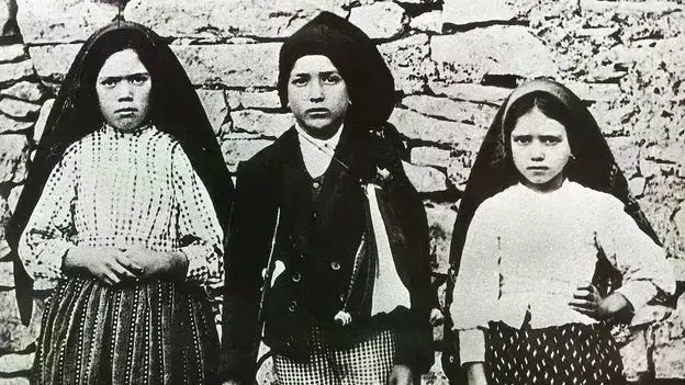 La Virgen de Fátima, venerada por miles de peregrinos en el santuario portugués.