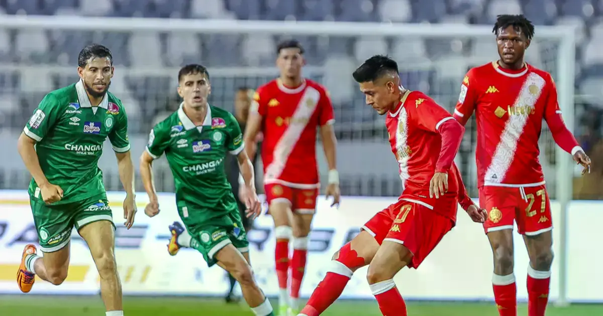 Ramiro Vaca se alista para dar un pase en el partido ante Raja Casablanca.