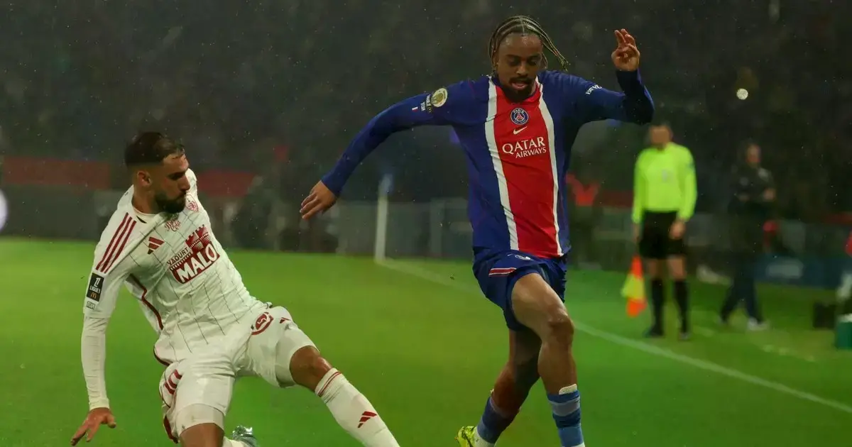 Bradley Barcola del PSG y Romain Del Castillo del Brest