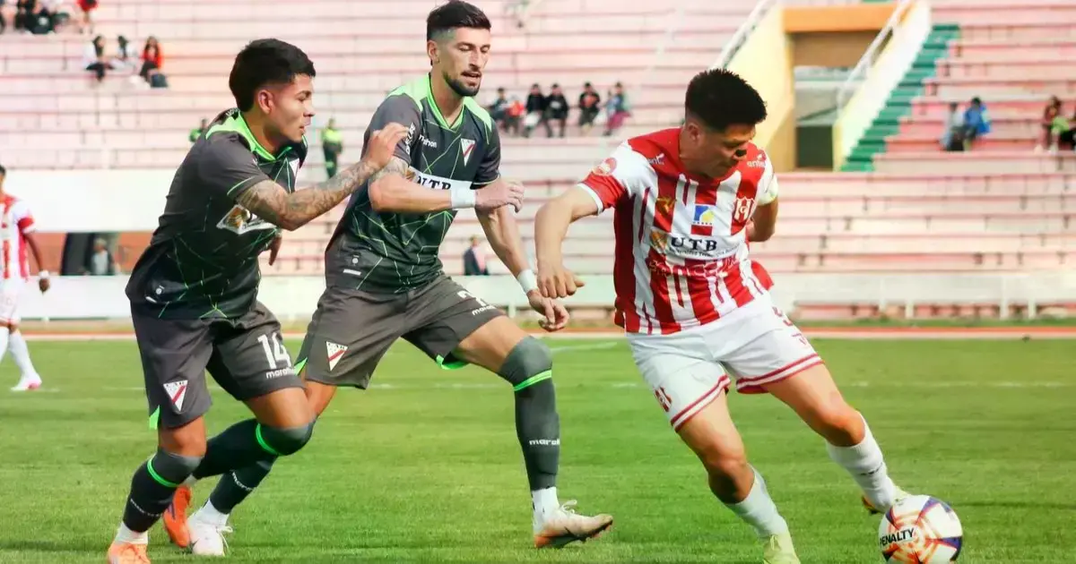 Jonathan Cristaldo intenta superar la marca de Diego Medina (izq.) y Joel Amoroso.