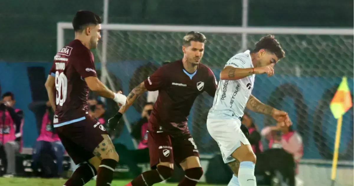 Matías Abisab de Blooming es marcado de cerca por Patricio Rodríguez de Bolívar.