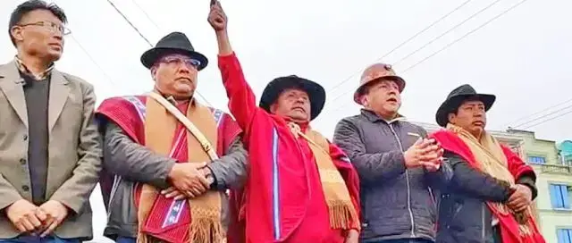 El senador Condori, dirigente de los Ponchos Rojos y el ejecutivo de la COB durante la firma del pacto.