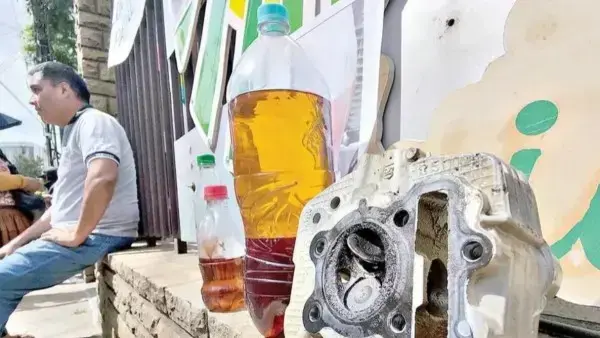 Los transportistas muestran la gasolina contaminada.