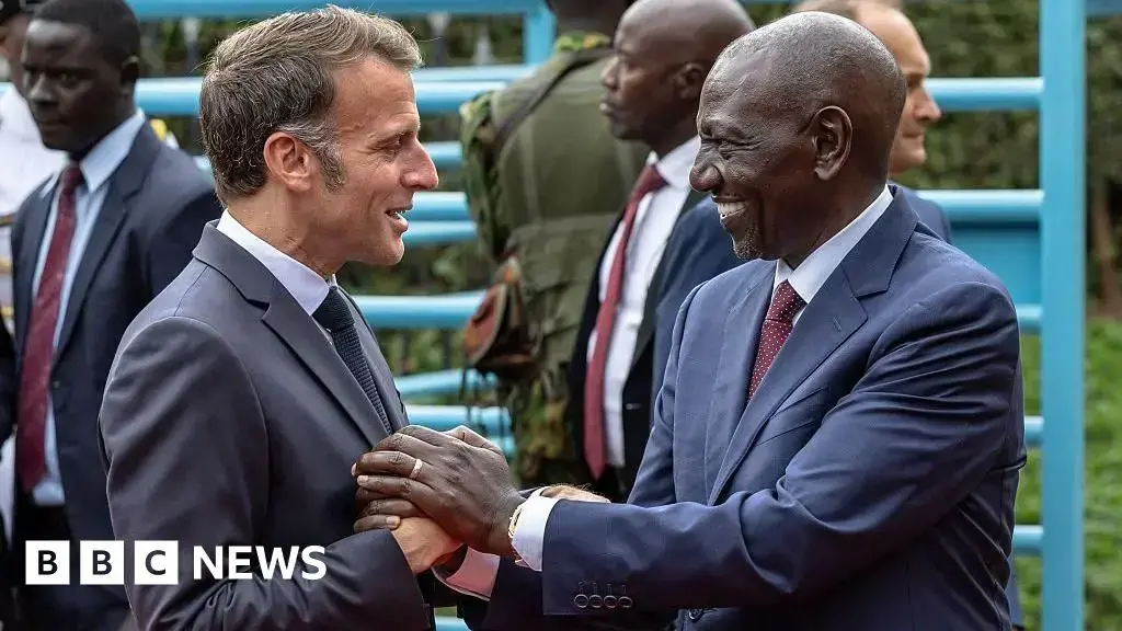 El presidente francés (izquierda) en Nairobi, coorganizando la Cumbre África Adelante junto a su homólogo keniano.