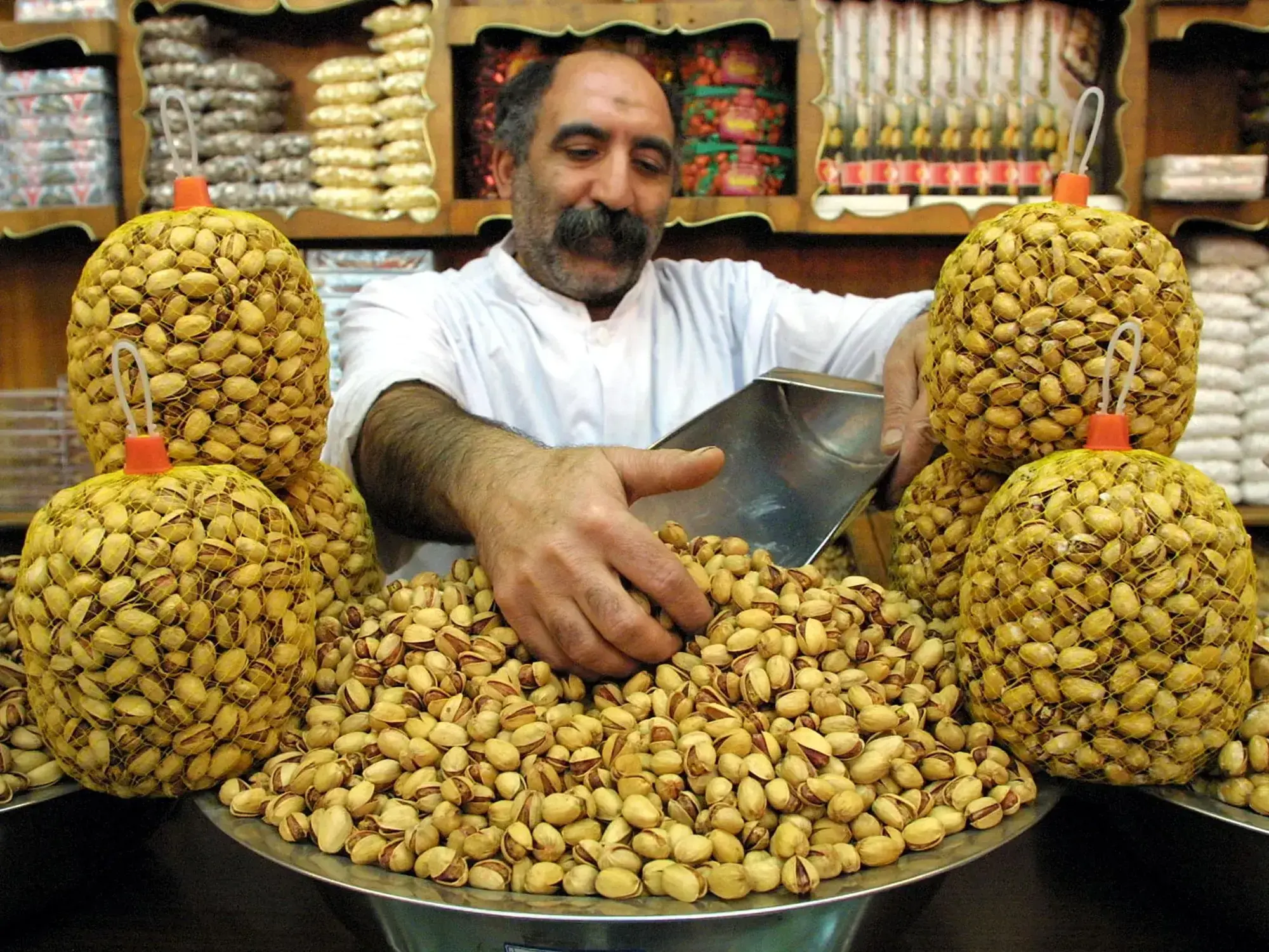Pistachos al por mayor en una tienda de Teherán