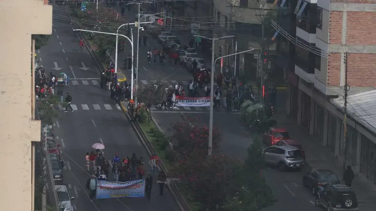 Maestros marchan y bloquean en Cochabamba