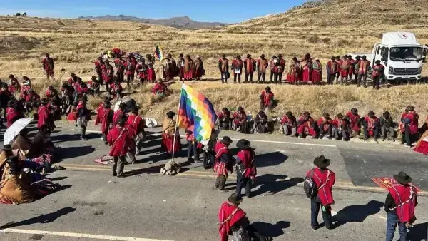 Campesinos bloquean la carretera hacia Copacabana, a la altura de Ancoraimes.
