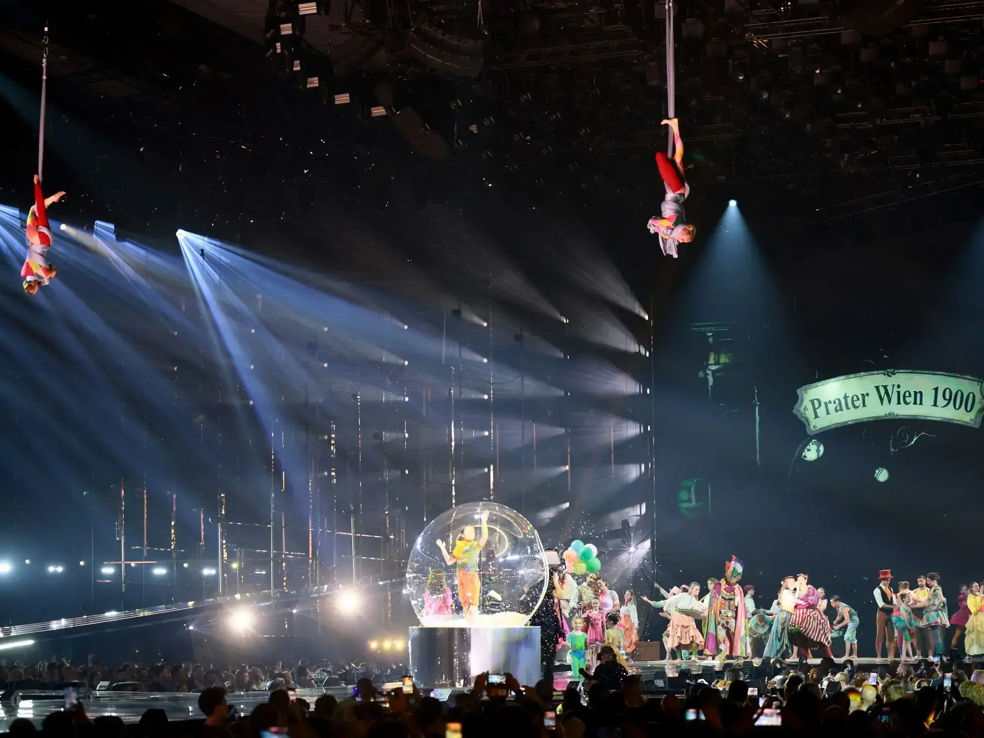 Artistas actúan durante los ensayos generales para la primera semifinal del 70º Festival de Eurovisión en Viena, Austria.