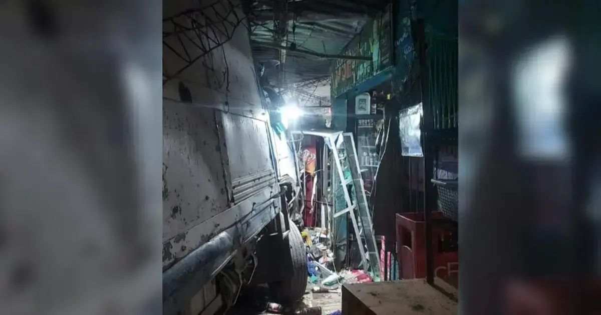 El vehículo afectó una tienda