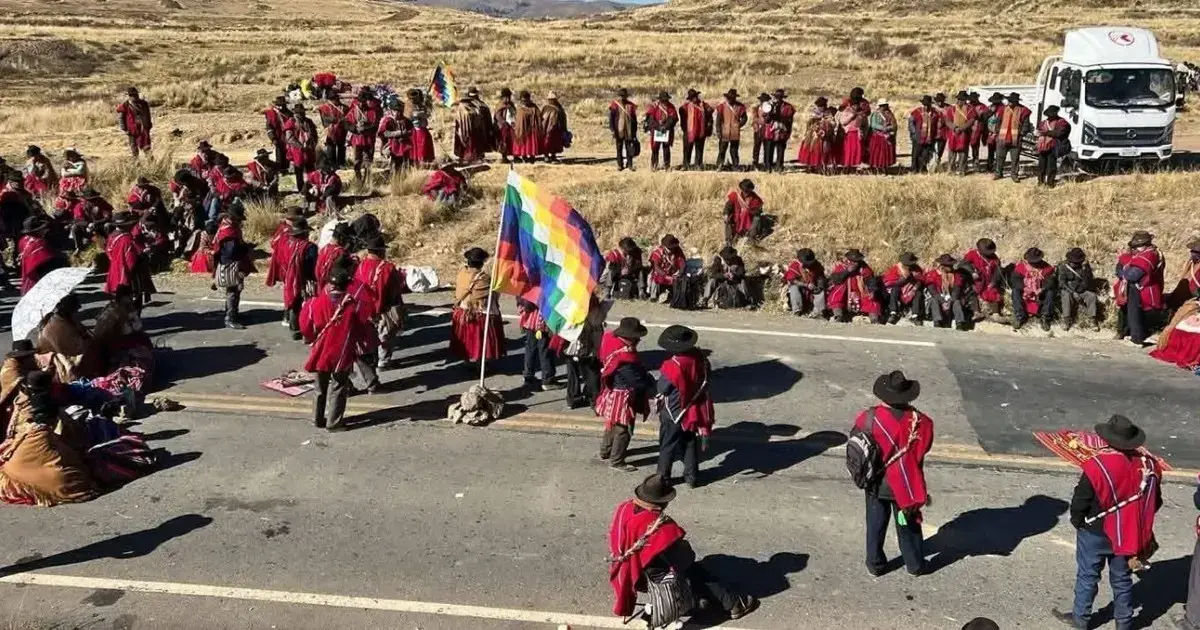Campesinos bloquean carreteras de La Paz desde la semana pasada.
