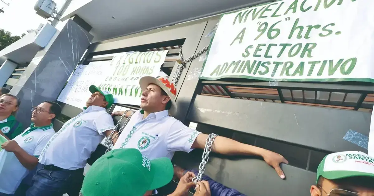 Profesores de la capital cruceña realizaron crucifixiones simbólicas en las puertas de la Dirección Departamental de Educació