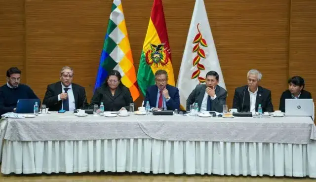 Autoridades del Gobierno en el diálogo con alcaldes y dirigentes de La Paz.