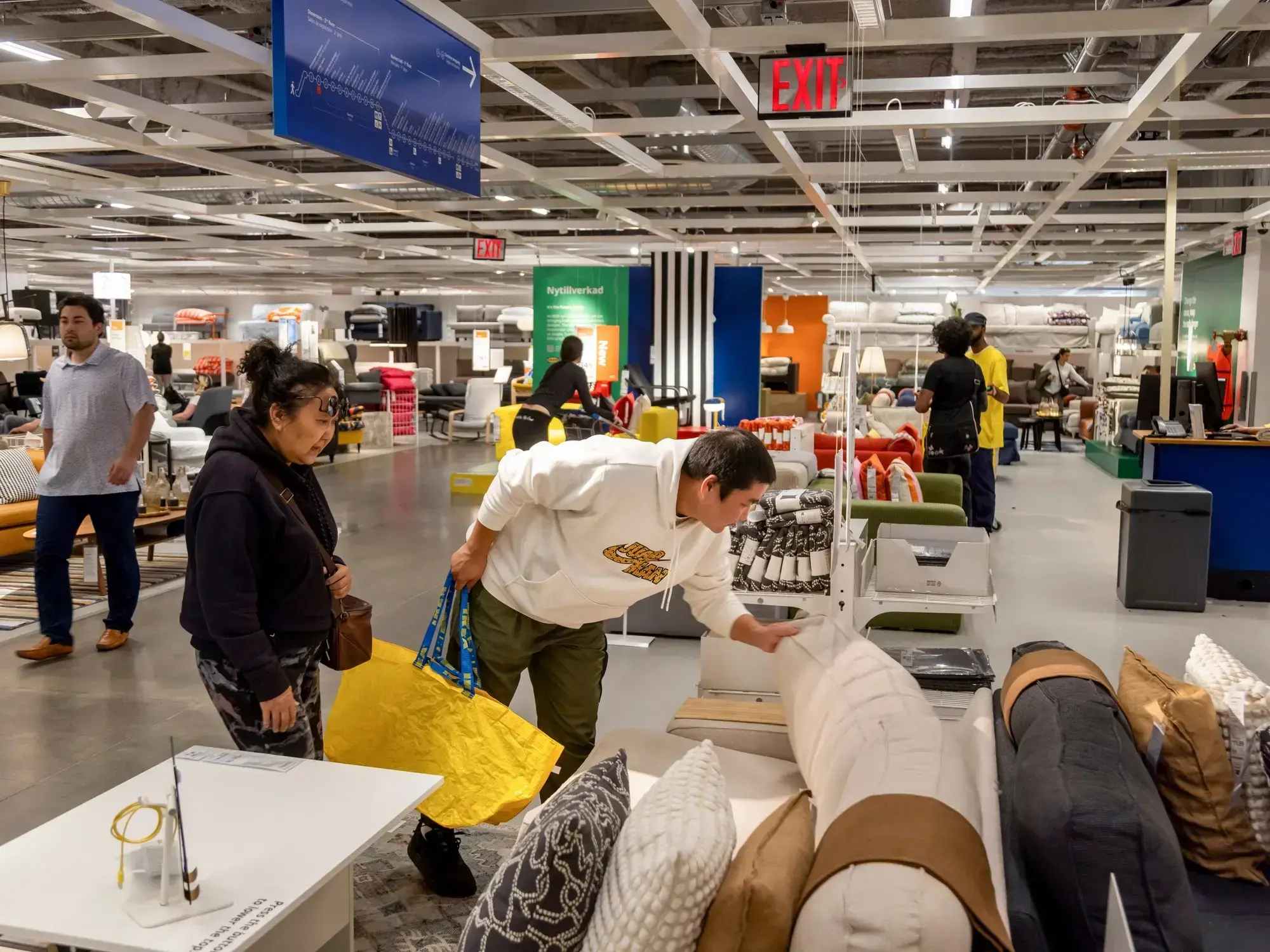 Clientes en una tienda Ikea en Nueva York.