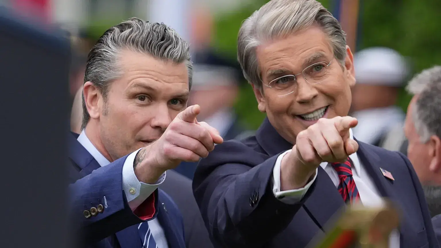 El secretario de Defensa estadounidense Pete Hegseth y el secretario del Tesoro Scott Bessent asisten al recibimiento del rey