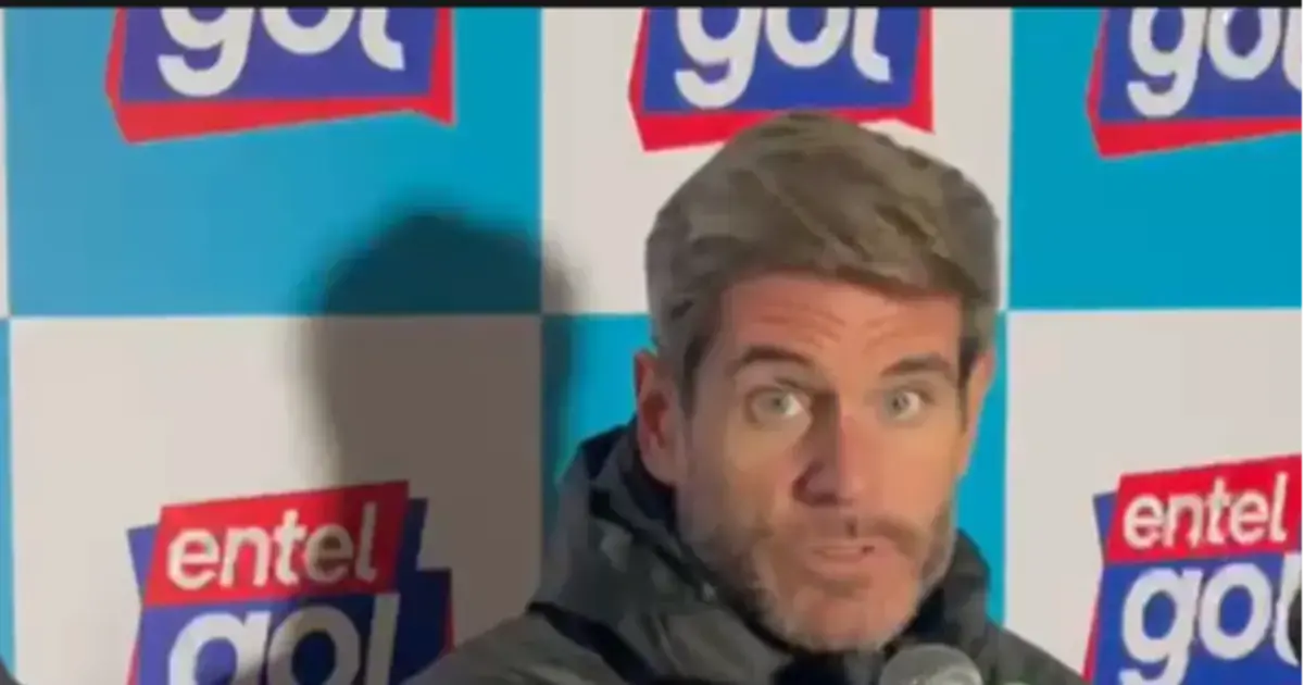 El DT español durante la conferencia de prensa tras el partido con ABB en El Alto.