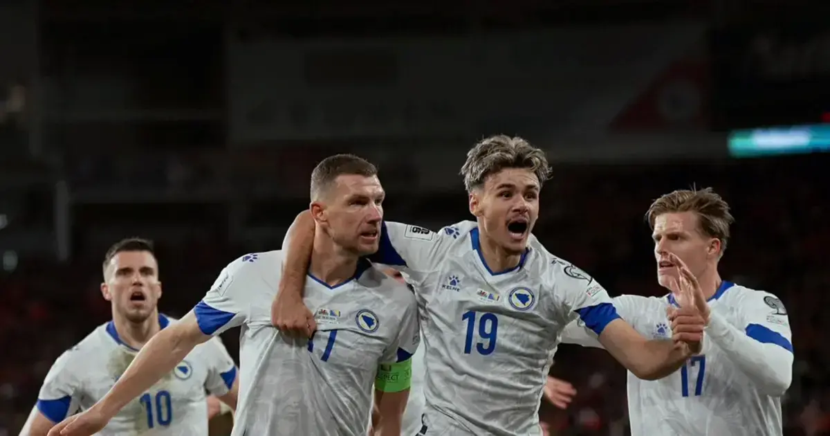 La selección de Bosnia celebrando uno de sus goles ante Italia en el repechaje europeo.