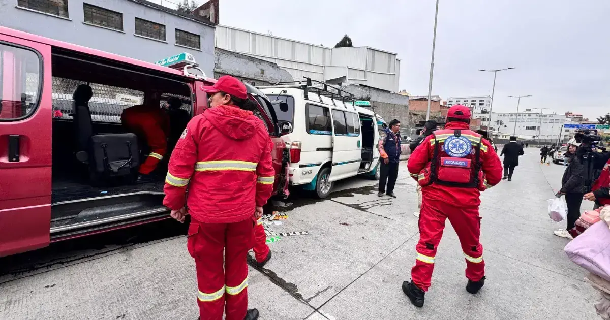Efectivos de Bomberos en el lugar del accidente.