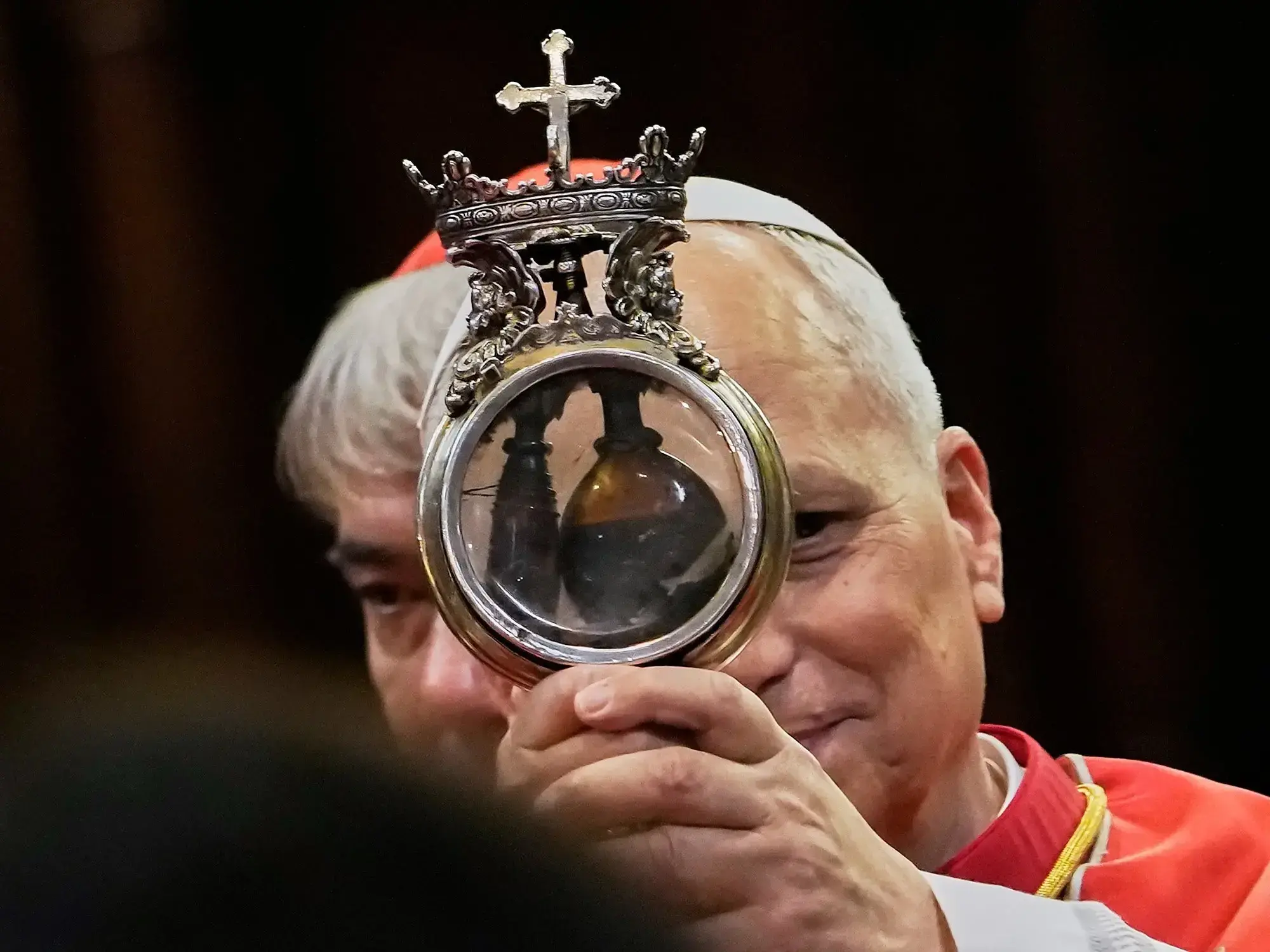 El papa León XIV sostiene una ampolla ceremonial que contiene la sangre de San Genaro.