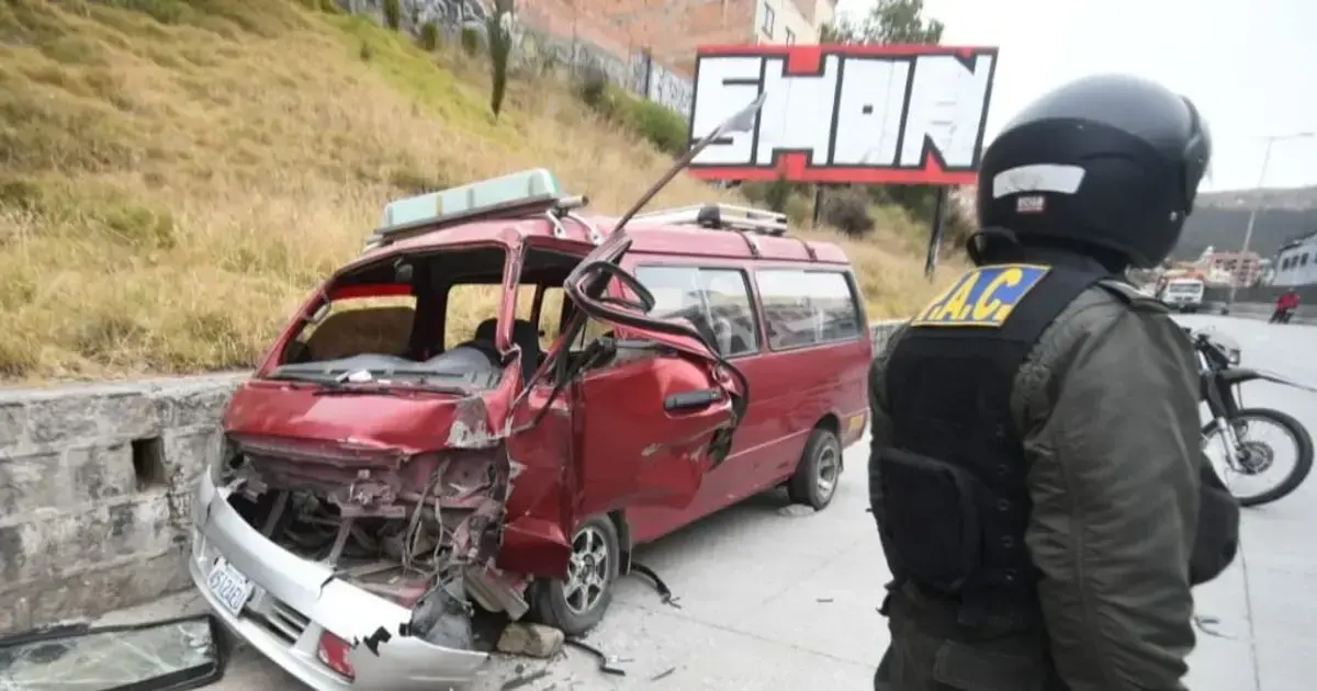 El primer minibús accidentado.