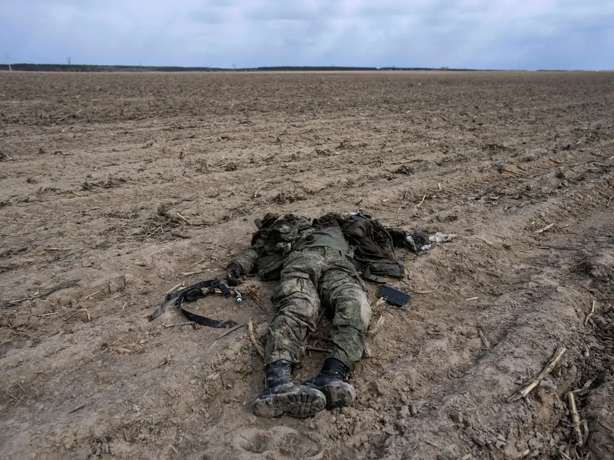 El cuerpo de un soldado ruso abandonado en el frente, en las afueras de Kiev, en marzo de 2022
