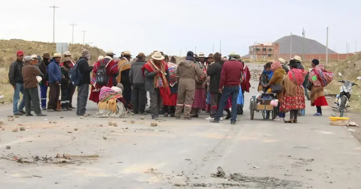 Uno de los puntos de bloqueos instalado en la carretera La Paz-Oruro.