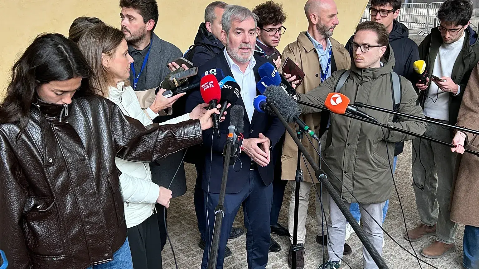 Fernando Clavijo, en el centro, durante una rueda de prensa