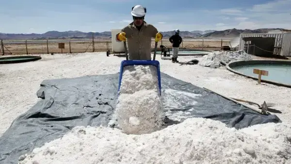 Trabajador en la planta de carbonato de litio en Uyuni.
