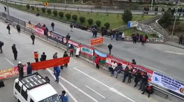 Uno de los puntos de bloqueo en la ciudad de La Paz.