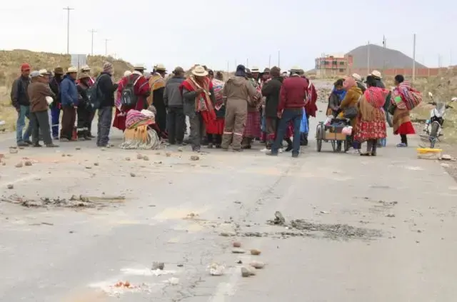 Uno de los puntos de bloqueo en la carretera La Paz - Oruro.