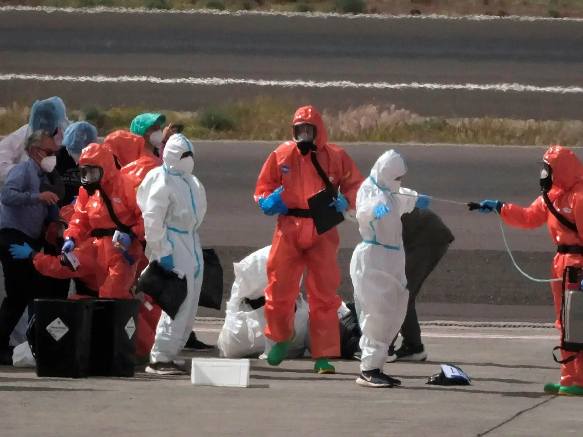 Pasajeros evacuados del crucero MV Hondius en el aeropuerto de Tenerife, Islas Canarias.