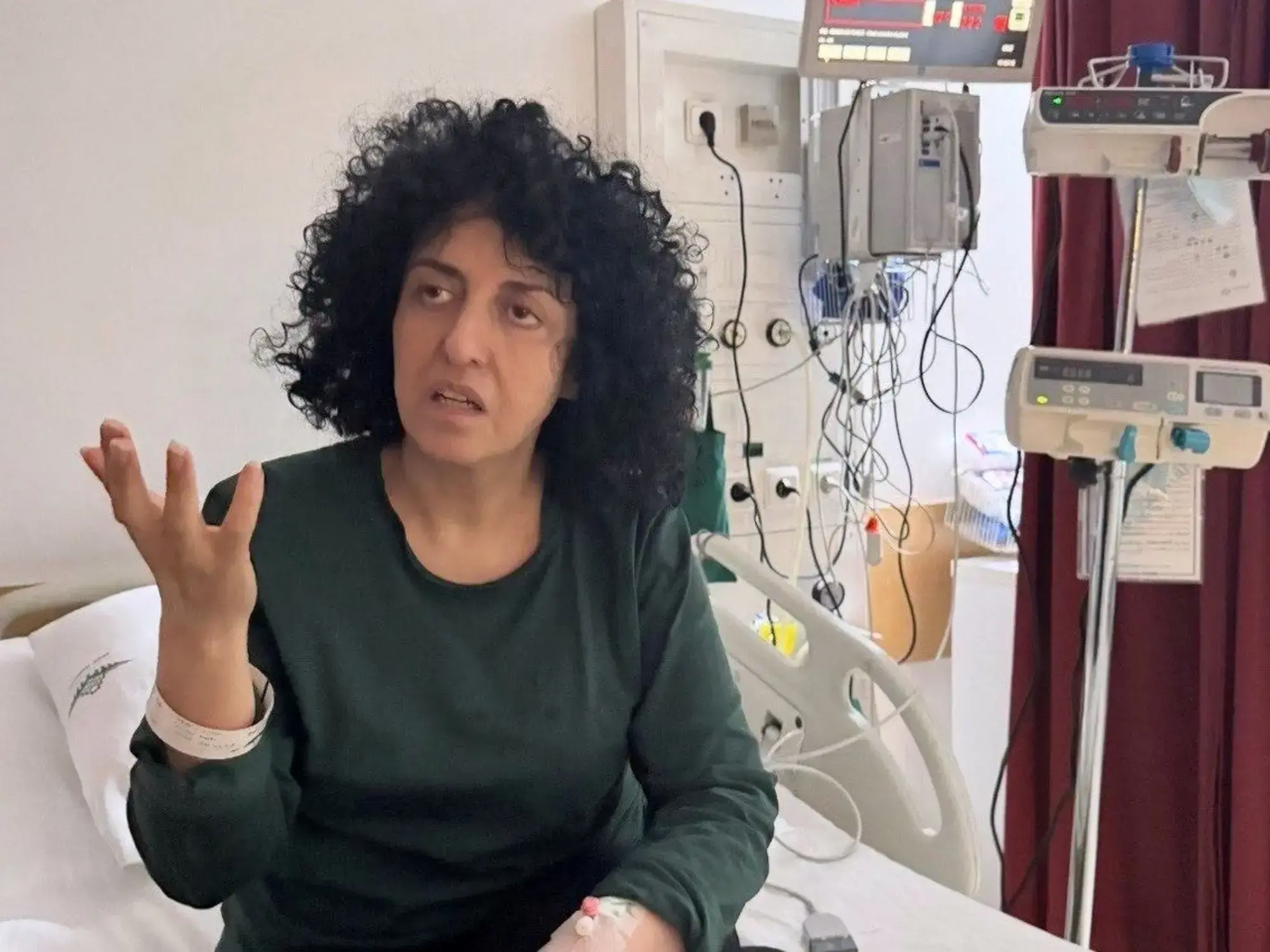 La premio Nobel Narges Mohammadi, en un hospital de Teheran este 10 de mayo.