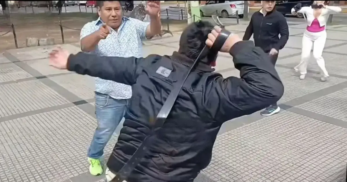 Reynaldo Ezequiel es 'chicoteado' en plena plaza principal de la capital cruceña