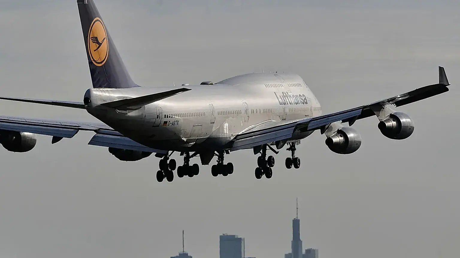 Un avión de Lufthansa se aproxima al aeropuerto de Fráncfort, Alemania, el martes 28 de abril de 2026.